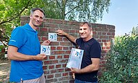 Übergabe der Plakette zum schwalbenfreundlichen Haus an Herrn Lauks. Foto: NABU Willich